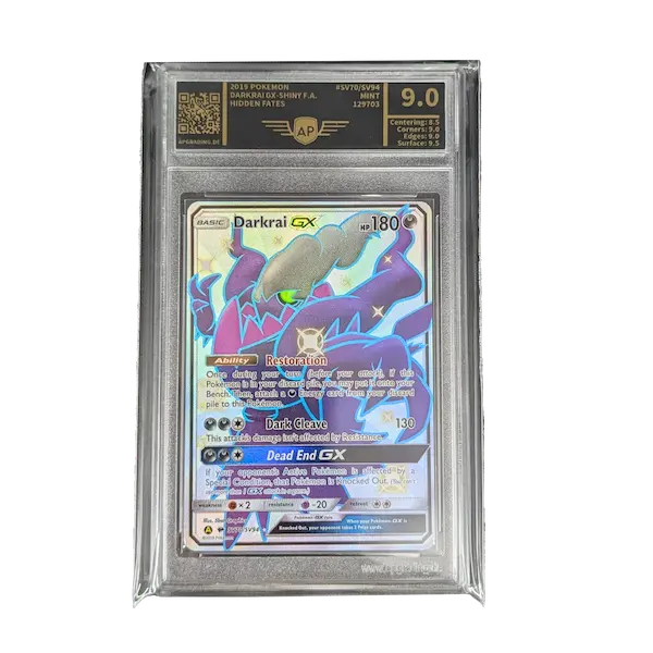 Carte Pokémon rare Darkrai GX notée 9.0, avec un design holographique et des capacités uniques, présentée dans un boîtier de protection.