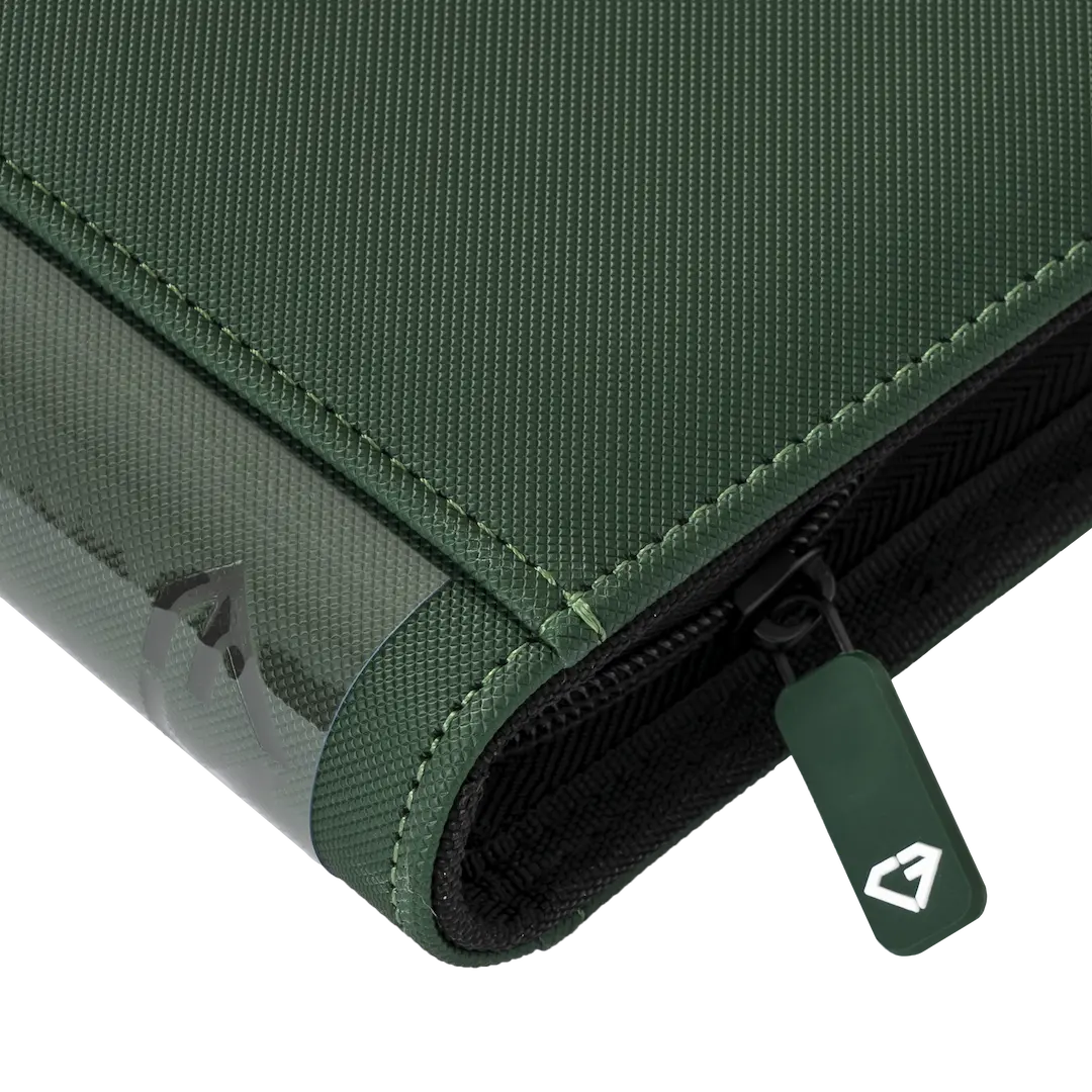 Gros plan du classeur de cartes à 12 pochettes vert, mettant en valeur sa matière de qualité supérieure et sa fermeture éclair lisse.