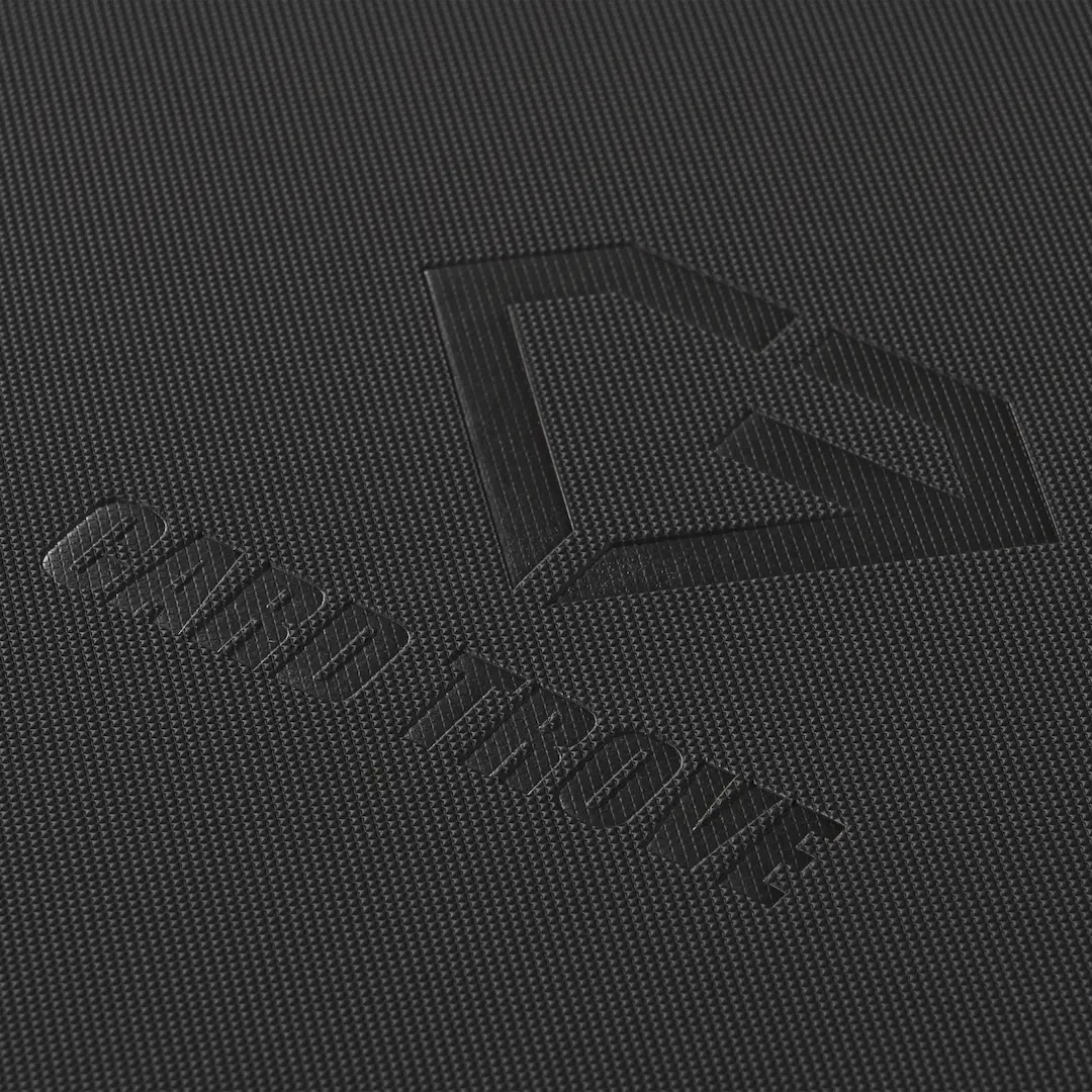 9-Pocket Karten-Binder Schwarzes Außendesign mit geprägtem Card Trove Logo und Premium-Schwarz-Finish.