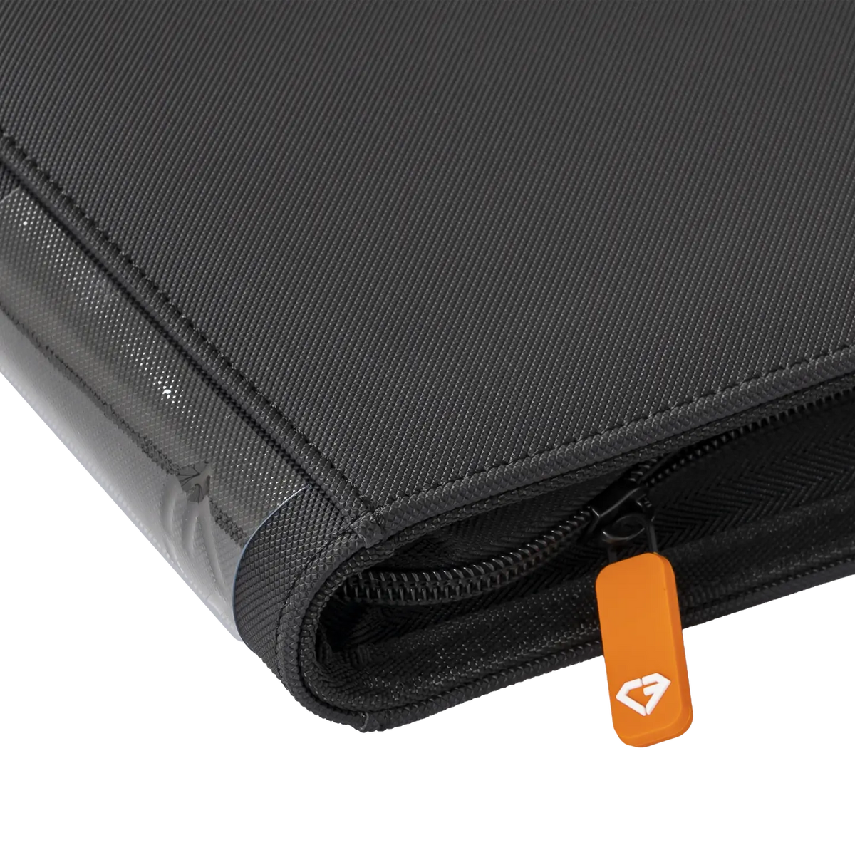 9-Pocket-Kartenbinder Schwarz mit hochwertigem Material und schlankem Reißverschlussdesign für sichere Kartenaufbewahrung.