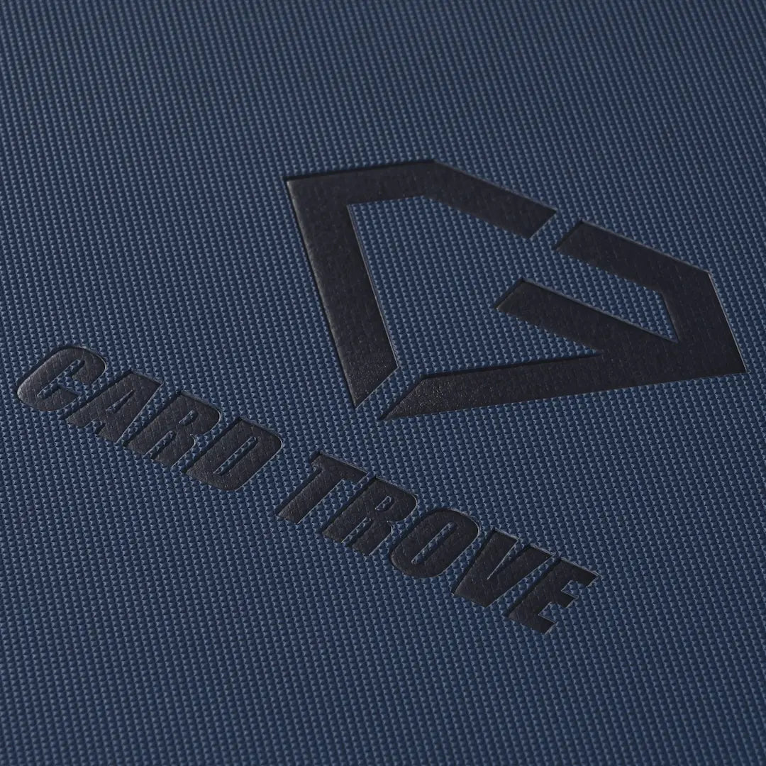 Reliure de cartes 9 pochettes Logo bleu et détails de texture sur la surface de la reliure premium.