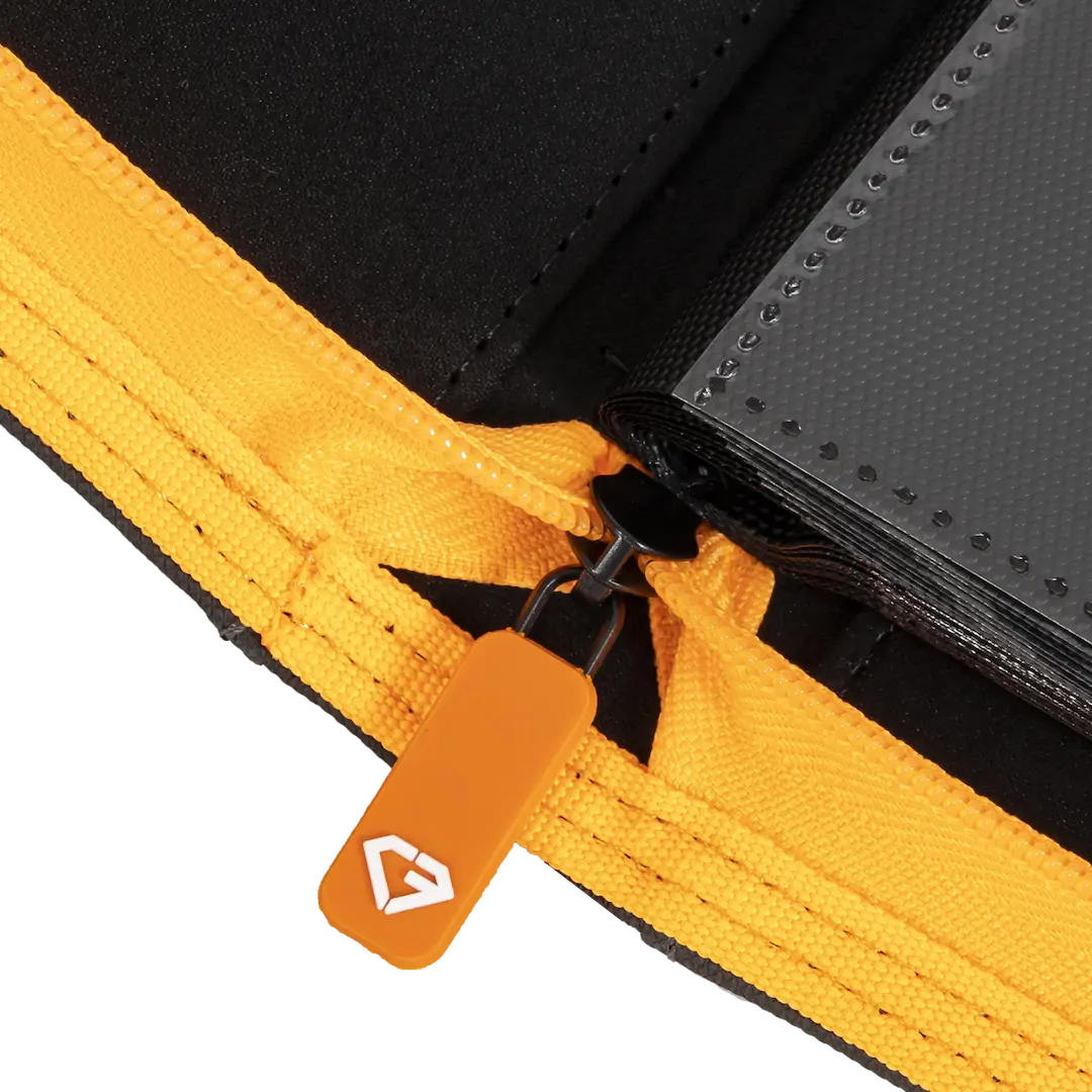 9-Pocket Karten-Binder – Trove Limited mit Reißverschluss und orangefarbenem Zugband sowie hochwertiger Naht für sichere Kartenaufbewahrung.