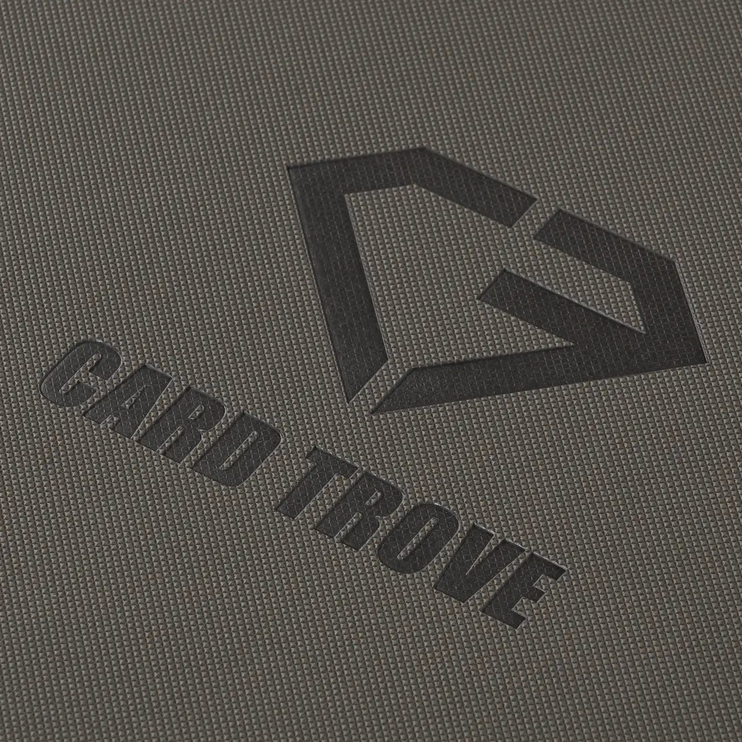 9-Pocket Karten-Binder – Trove Limited Logo auf einer hochwertigen, texturierten Oberfläche.