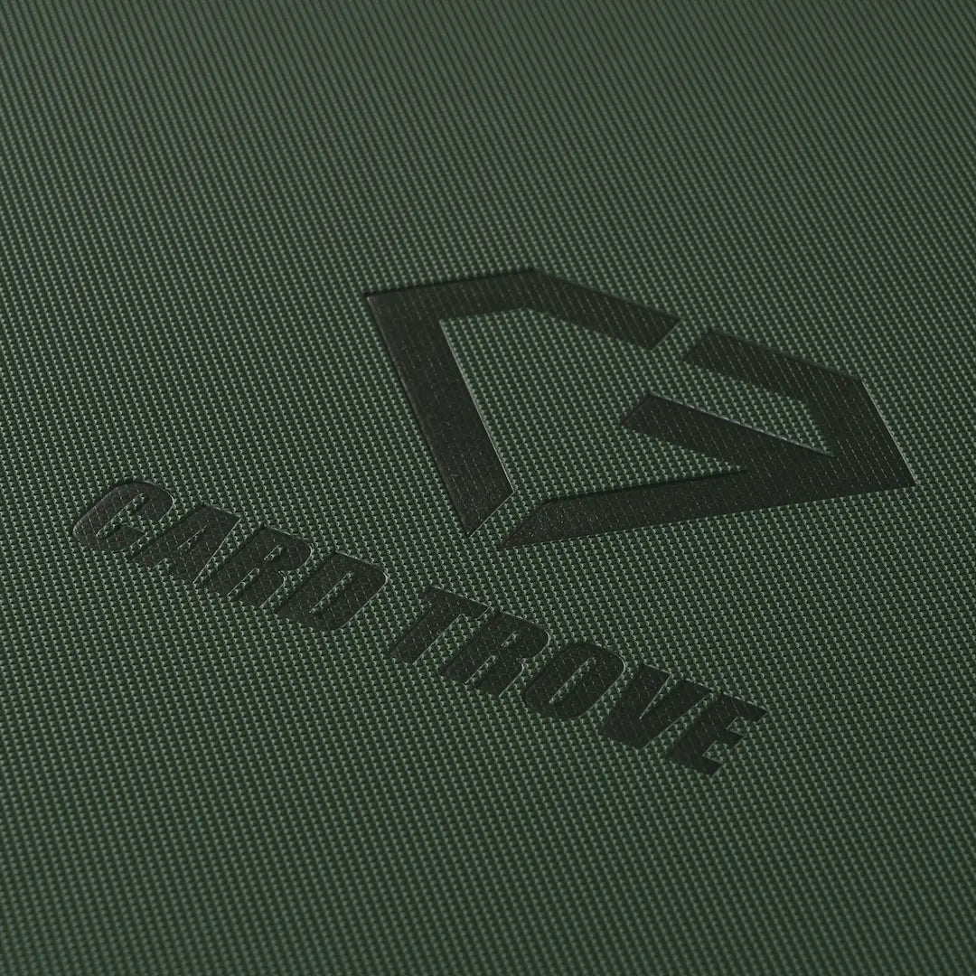 9-vaks toploader kaartenmap groen met Card Trove logo op een groen textuur oppervlak.