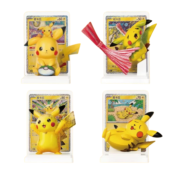 Verzameling Pikachu-figuren met ruilkaarten, in diverse houdingen en uitdrukkingen in levendige kleuren.
