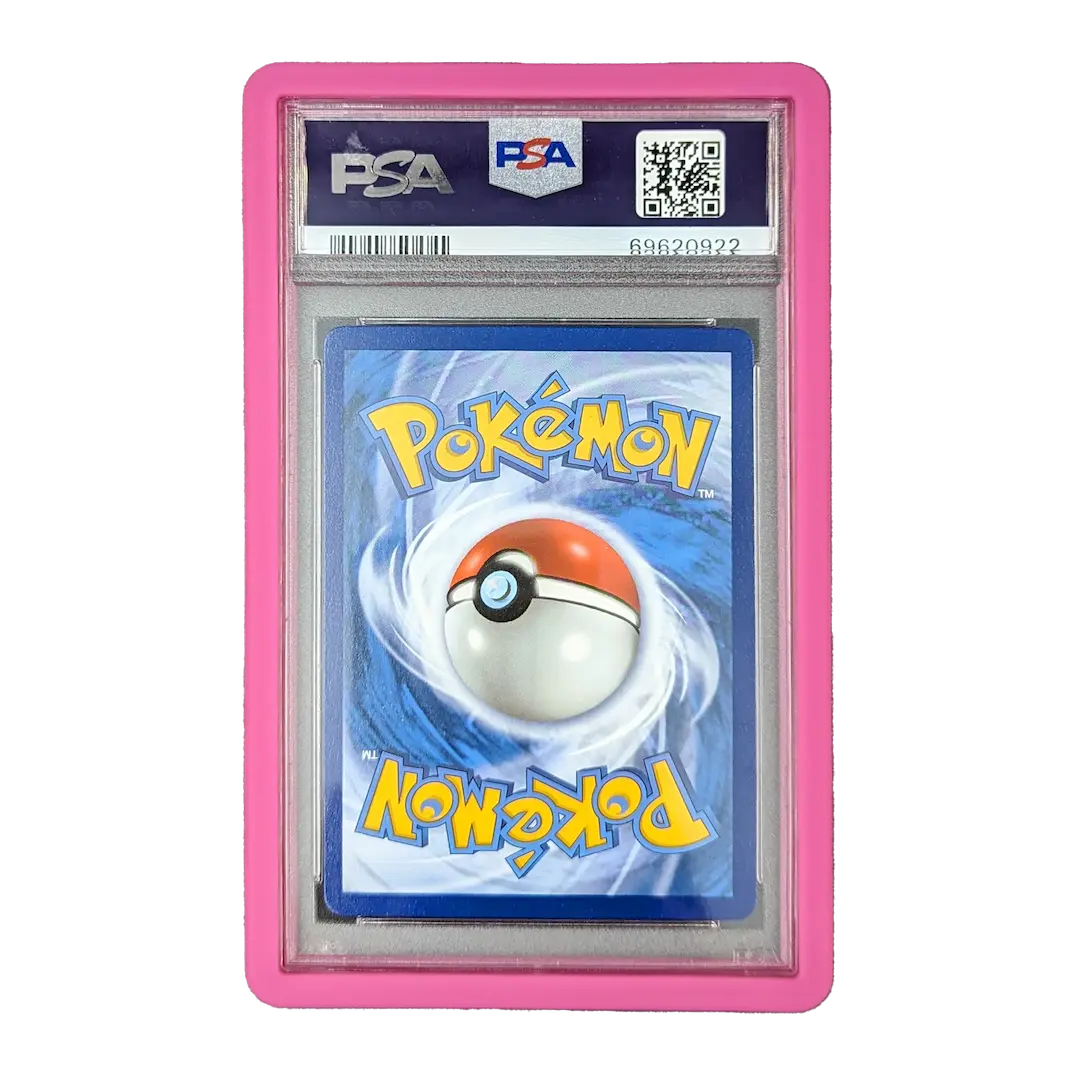 PSA Slab Bumper - Roze die een ingelijste Pokémon-kaart beschermt met een levendig ontwerp.