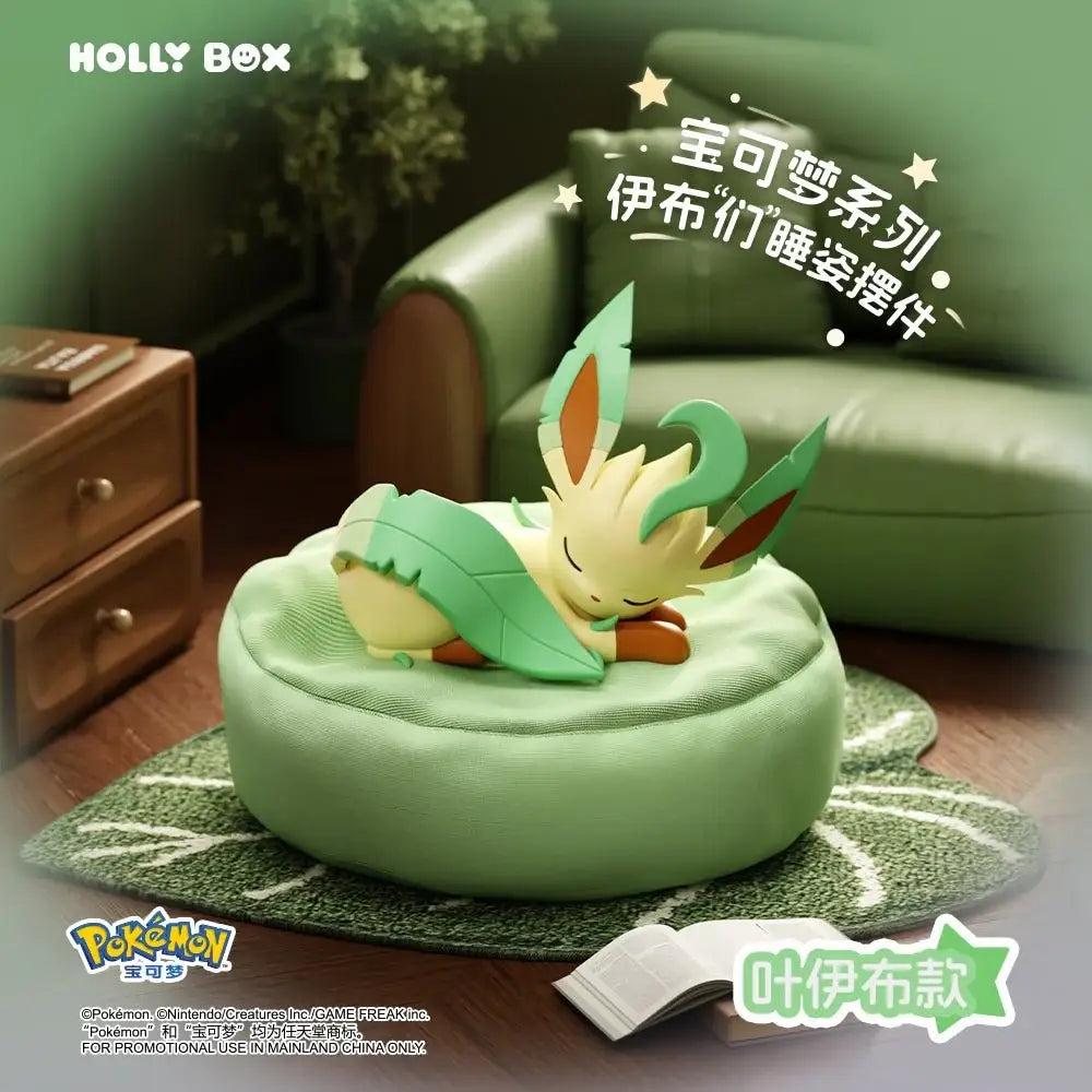 Figurine Eeveelution endormie en boîte surprise, Leafeon endormi sur un coussin vert dans un décor douillet