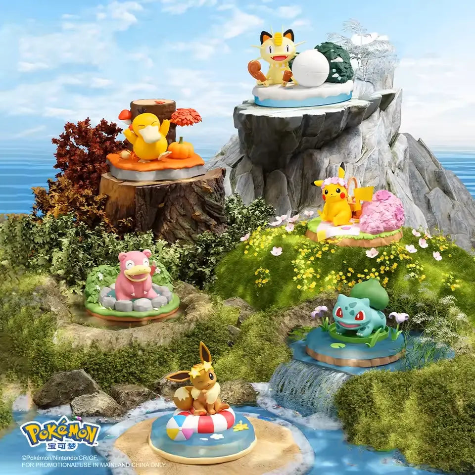 Pokémon Nature Figure display met Pikachu, Meowth, Eevee, Bulbasaur, Psyduck en Slowpoke op een schilderachtig landschap.