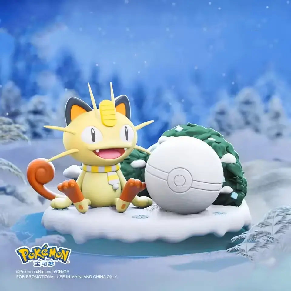 Figurine Pokémon Nature représentant Miaouss jouant près d'une Poké Ball dans un paysage enneigé.