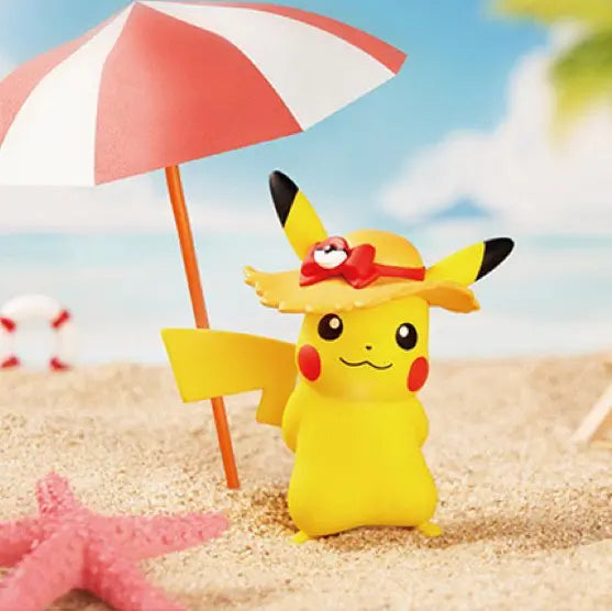 Pikachu-Strohhut-Figur am Strand mit Sonnenschirm und Seestern, perfekt für Pokémon-Fans.