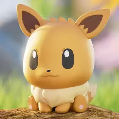 Boîte surprise de mini figurines Pokémon mettant en vedette une adorable mini figurine d'Évoli assise sur une surface en bois.