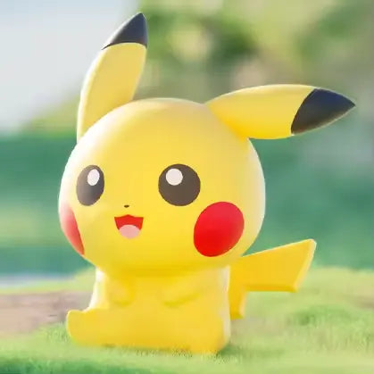 Boîte surprise de mini-figurines Pokémon avec une adorable figurine Pikachu assise joyeusement sur de l'herbe.