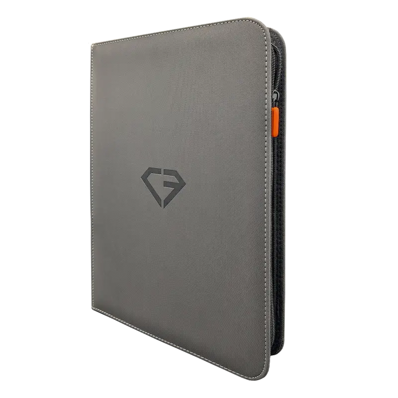 4-Pocket-Binder im Oversize-Format in Grau mit glattem Reißverschluss und robuster Außenseite für Oversize-Sammelkarten.