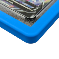 "Close-up van PSA Slab Bumper - Blauw met een premium siliconen ontwerp voor de bescherming van ingekapselde kaarten."