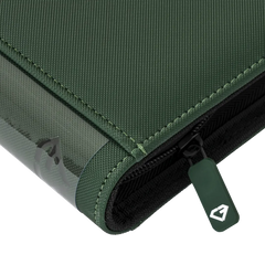 Gros plan du classeur de cartes à 12 pochettes vert, mettant en valeur sa matière de qualité supérieure et sa fermeture éclair lisse.