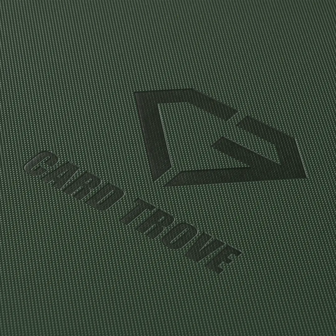 Reliure de cartes 12 pochettes verte avec surface texturée et logo CARD TROVE, conçue pour le rangement de cartes à collectionner.