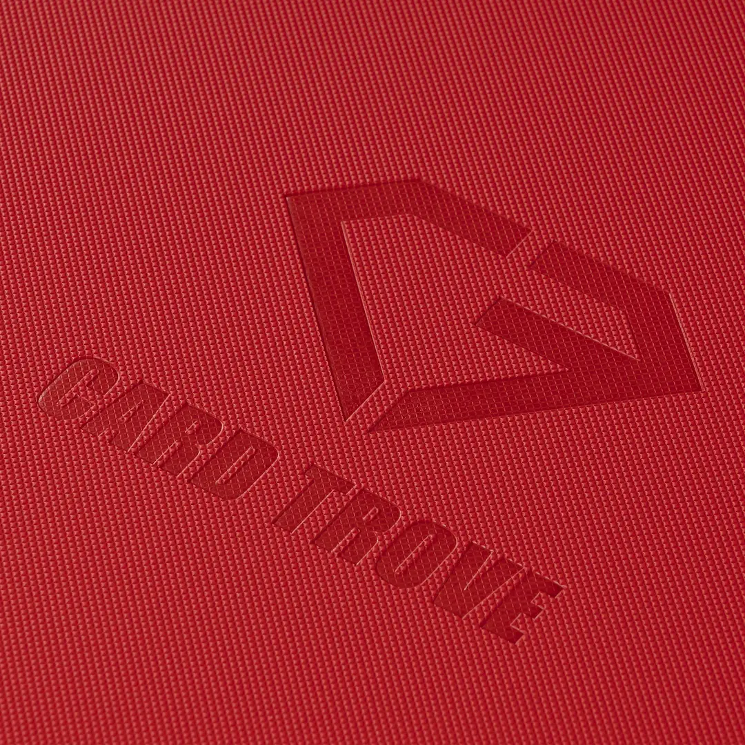 12-Pocket-Kartenbinder Rote texturierte Oberfläche mit geprägtem Card Trove Logo, zeigt hochwertiges Material und Design.