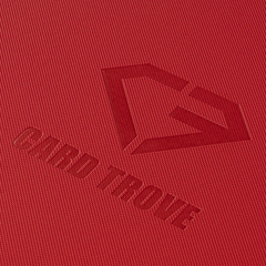 12-Pocket-Kartenbinder Rote texturierte Oberfläche mit geprägtem Card Trove Logo, zeigt hochwertiges Material und Design.