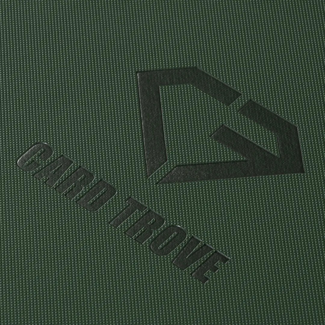 12-Pocket XL Kaarthouder Groen, close-up met reliëf logo en getextureerd oppervlak.