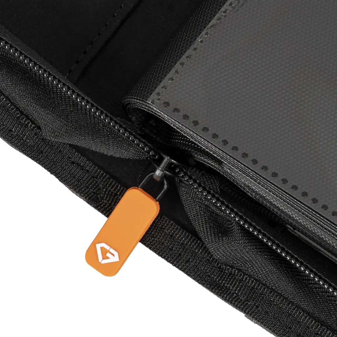 Nahaufnahme des Reißverschlusses eines 16-Pocket-Kartenbinders von DEX, die seine reibungslose Funktion und sein hochwertiges Design zeigt.