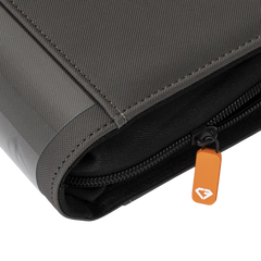 Nahaufnahme eines Reißverschlusses und einer Kantenverarbeitung an einem robusten DEX-Kartenbinder mit 16 Fächern.