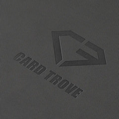 Nahaufnahme der texturierten Oberfläche mit dem CARD TROVE-Logo auf dunklem Hintergrund.