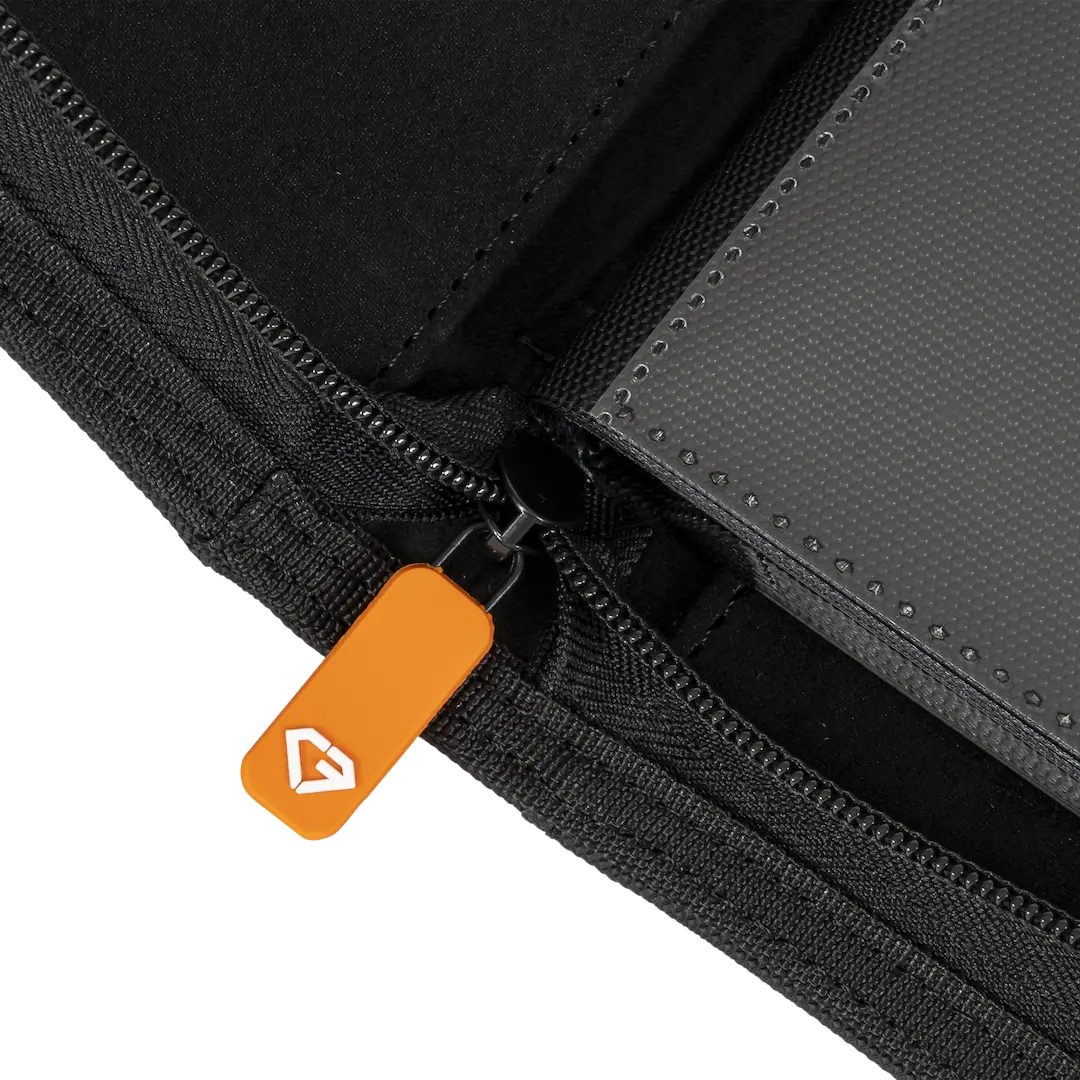 Nahaufnahme des Reißverschlusses des 9-Pocket Card Binder Black, der sein robustes Design und seine ultraklaren Fächer zeigt.