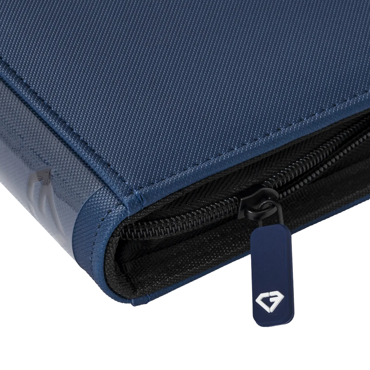 Gros plan du classeur de cartes à 9 pochettes bleu, montrant la fermeture éclair lisse et l'extérieur résistant.