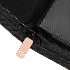 Nahaufnahme des Reißverschlusses des 9 Pocket Card Binder Pink, der seine Premium-Qualität und reibungslose Funktion zeigt.
