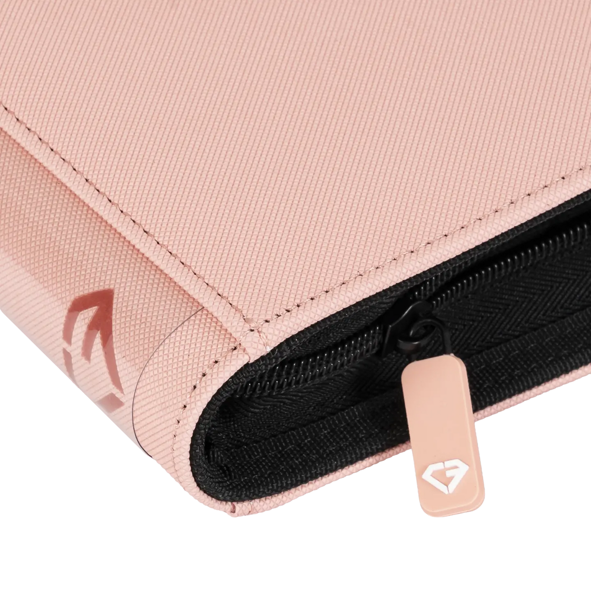 9-Pocket-Kartenbinder Pink, Nahaufnahme mit glattem Reißverschluss und hochwertiger pastellfarbener Pink-Oberfläche.