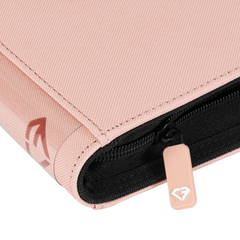 9-Pocket-Kartenbinder Pink, Nahaufnahme mit glattem Reißverschluss und hochwertiger pastellfarbener Pink-Oberfläche.