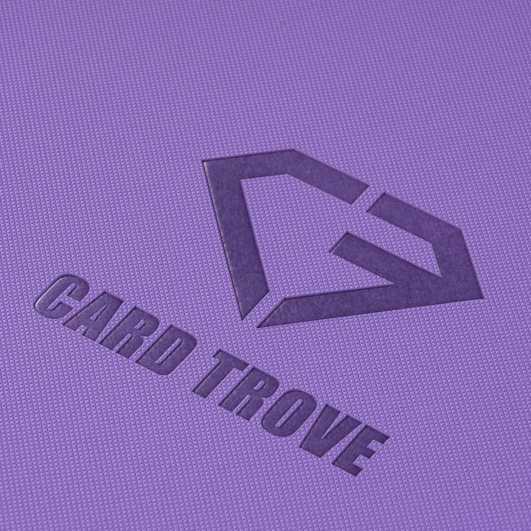 Lila 9-Pocket-Kartenalbum mit strukturierter Oberfläche und geprägtem Card Trove Logo