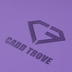 Lila 9-Pocket-Kartenalbum mit strukturierter Oberfläche und geprägtem Card Trove Logo