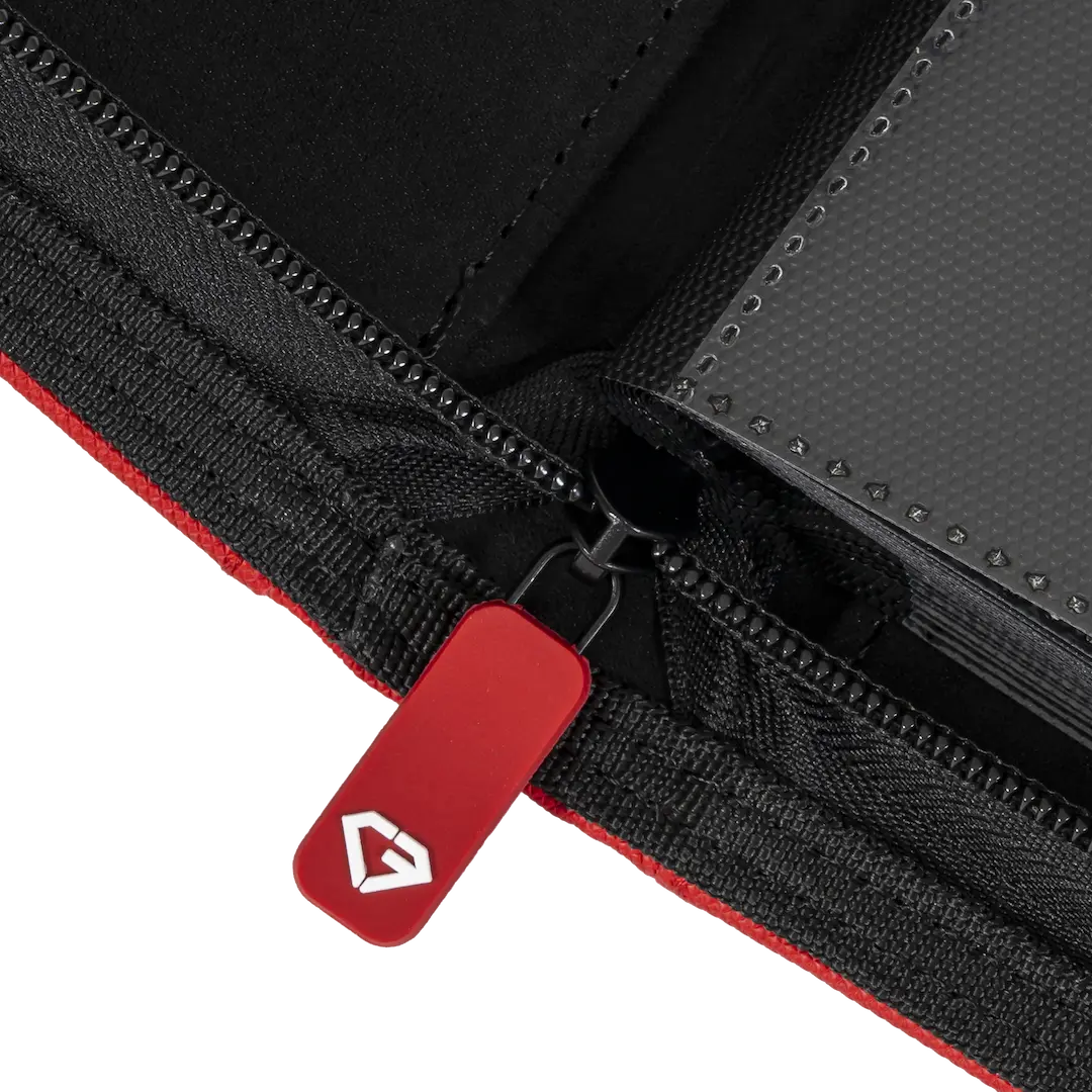 Nahaufnahme des Reißverschlusses des 9-Pocket Card Binder Red, der Qualität und Haltbarkeit für die Aufbewahrung von Sammelkarten zeigt.