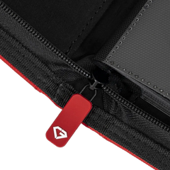 Nahaufnahme des Reißverschlusses des 9-Pocket Card Binder Red, der Qualität und Haltbarkeit für die Aufbewahrung von Sammelkarten zeigt.