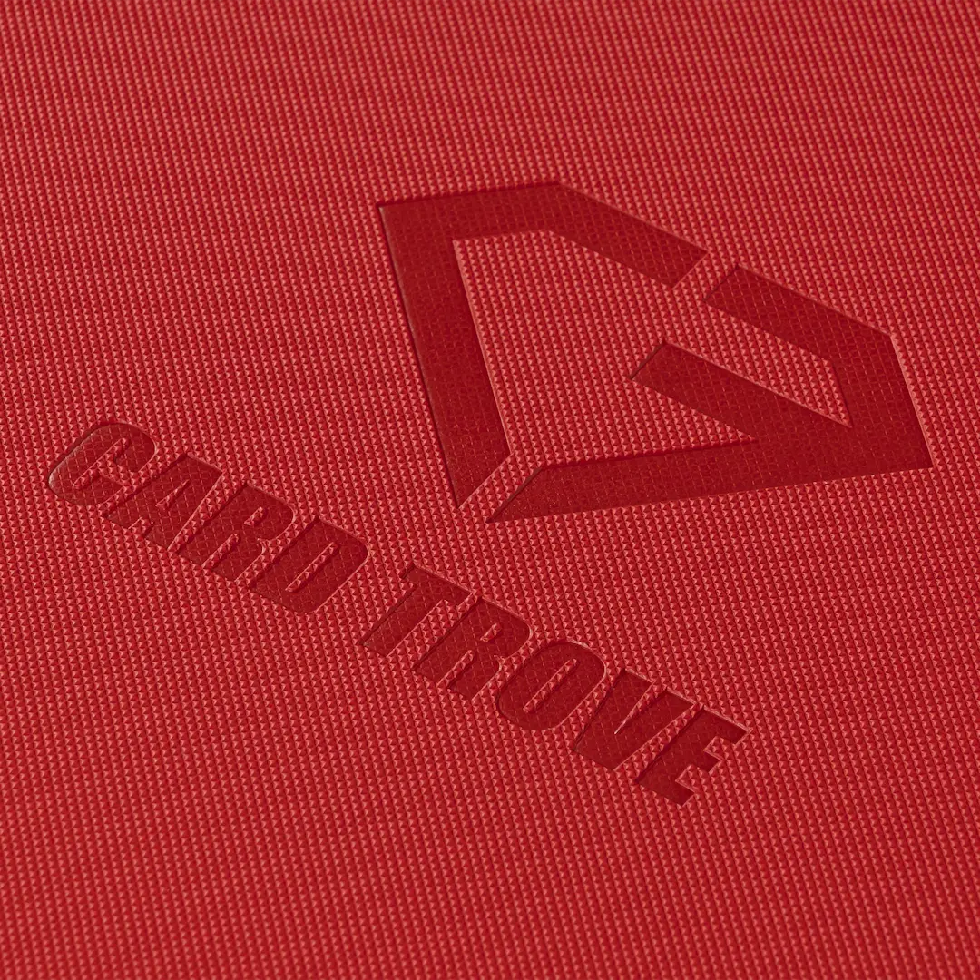 9-Pocket-Kartenbinder Rote Textur mit Card Trove Logo auf einer hochwertigen roten Oberfläche.
