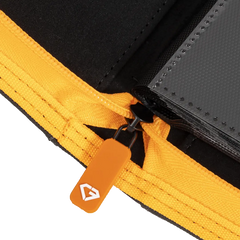 9-Pocket Karten-Binder – Trove Limited mit Reißverschluss und orangefarbenem Zugband sowie hochwertiger Naht für sichere Kartenaufbewahrung.