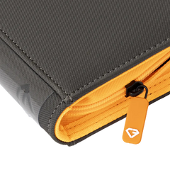 Nahaufnahme des 9-Pocket Card Binder - Trove Limited, die den Reißverschluss und das strapazierfähige Äußere zeigt.