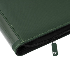 9-Pocket Toploader Card Binder Groen close-up van de rits en duurzame textuur.