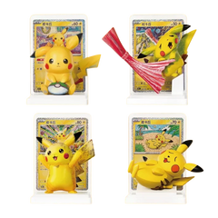 Verzameling Pikachu-figuren met ruilkaarten, in diverse houdingen en uitdrukkingen in levendige kleuren.