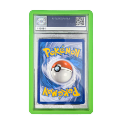 PSA Slab Bumper - Groen dat een Pokemon-kaart beschermt in een doorzichtige, ingelijste kaarthoes.