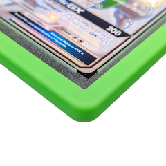 PSA Slab Bumper - Groen dat een beschermde, ingekapselde kaart beschermt met een levendige groene siliconen rand.