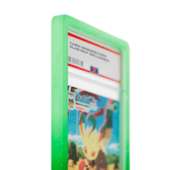PSA Slab Guard – Grove in lebendigem grünen Farbverlauf schützt eine Pokémon-Sammelkarte.