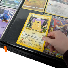 Person hält eine Pikachu-Karte in einem 4-Pocket-Binder für übergroße Karten mit glattem Reißverschluss und durchsichtigen Fächern.
