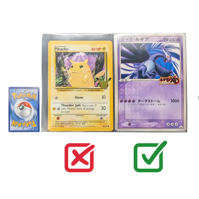 Jumbo XL Oversized Kartenhüllen zum Schutz von Jumbo-Pokémon-Karten, einschließlich Pikachu und einer seltenen blauen Drachenkarte.