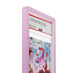 PSA Slab Guard - Mystique avec un design dégradé rose, protégeant une carte Pokémon de type Psy.