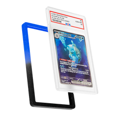 PSA Slab Guard - Abyssal beschermt een Blastoise PSA 10 slab met een zwart en blauw gradiënt ontwerp.