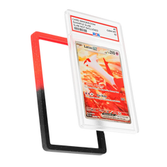 "PSA Slab Guard - Blackfire getoond met Latias-kaart, met levendig rood & zwart gradiëntontwerp ter bescherming."
