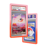 PSA Slab Guard - Koraalrode bumper die een Charizard PSA 10 slab beschermt met een levendig roze en rood gradiëntontwerp.