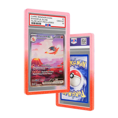 PSA Slab Guard - Koraalrode bumper die een Charizard PSA 10 slab beschermt met een levendig roze en rood gradiëntontwerp.